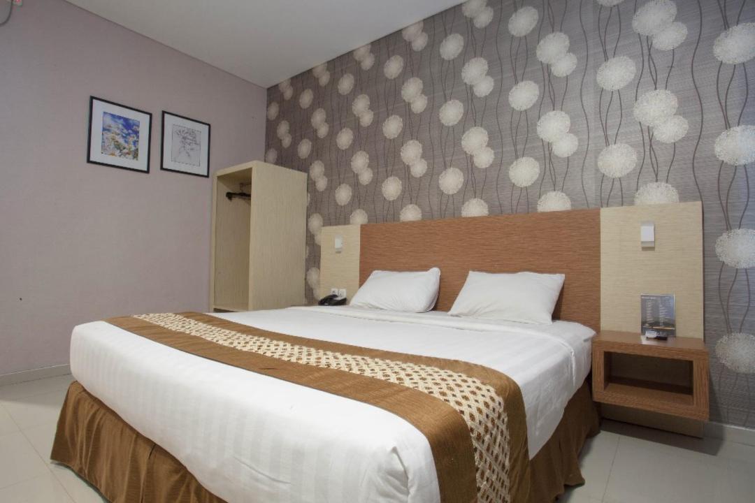 Neo Cempaka Hill Hotel เจมเบอร์ ภายนอก รูปภาพ