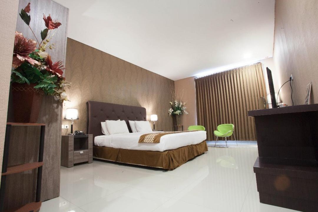 Neo Cempaka Hill Hotel เจมเบอร์ ภายนอก รูปภาพ