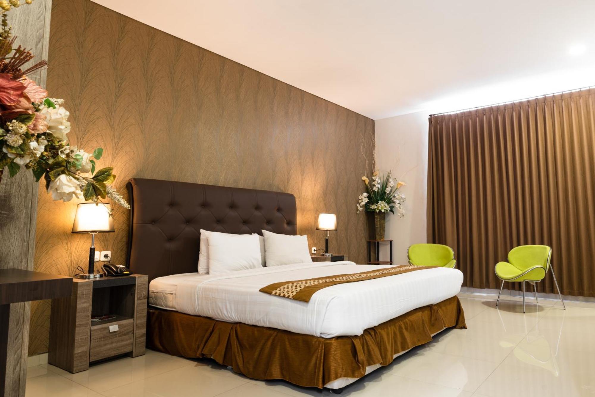 Neo Cempaka Hill Hotel เจมเบอร์ ภายนอก รูปภาพ