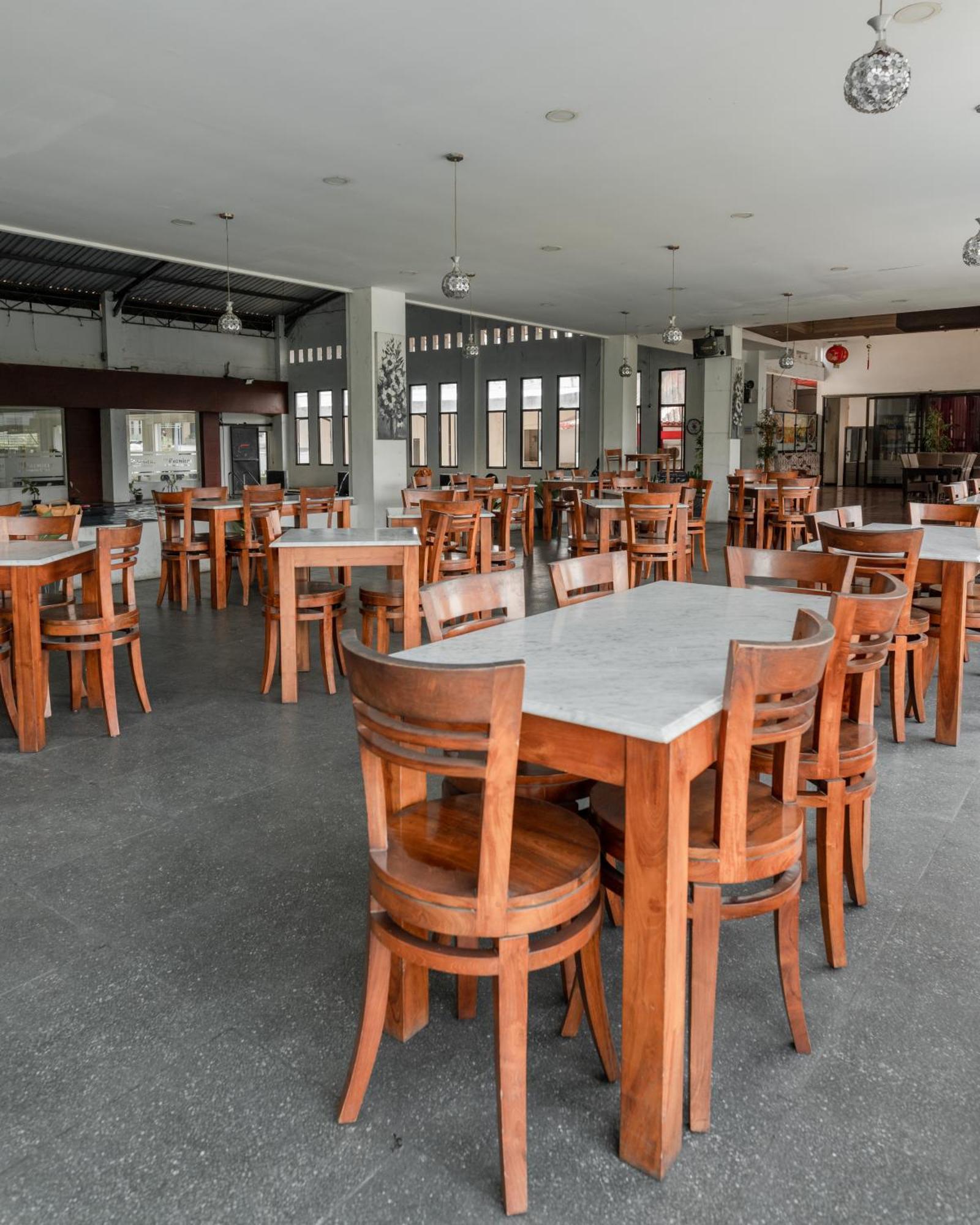 Neo Cempaka Hill Hotel เจมเบอร์ ภายนอก รูปภาพ
